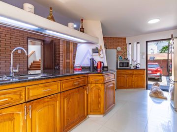 🏡 Casa con piscina en venta en Los Batallones, Surco – Exclusividad y confort
