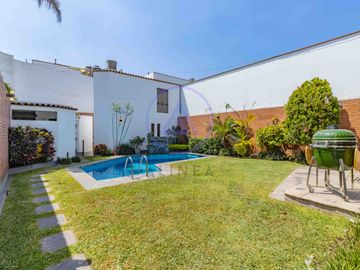 🏡 Casa con piscina en venta en Los Batallones, Surco – Exclusividad y confort