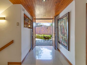 🏡 Casa con piscina en venta en Los Batallones, Surco – Exclusividad y confort