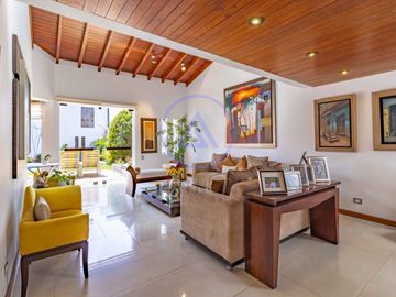 🏡 Casa con piscina en venta en Los Batallones, Surco – Exclusividad y confort