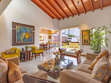 🏡 Casa con piscina en venta en Los Batallones, Surco – Exclusividad y confort