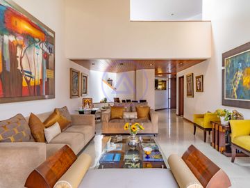 🏡 Casa con piscina en venta en Los Batallones, Surco – Exclusividad y confort