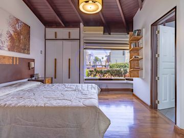 🏡 Casa con piscina en venta en Los Batallones, Surco – Exclusividad y confort