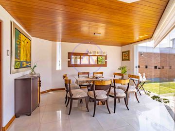 🏡 Casa con piscina en venta en Los Batallones, Surco – Exclusividad y confort