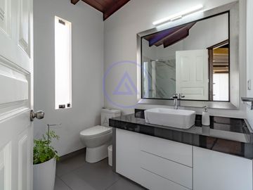🏡 Casa con piscina en venta en Los Batallones, Surco – Exclusividad y confort
