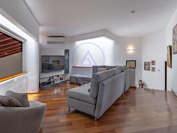 🏡 Casa con piscina en venta en Los Batallones, Surco – Exclusividad y confort