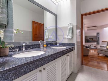 🏡 Casa con piscina en venta en Los Batallones, Surco – Exclusividad y confort