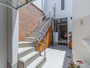 🏡 Casa con piscina en venta en Los Batallones, Surco – Exclusividad y confort