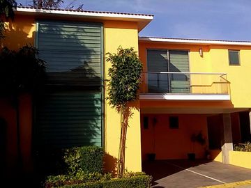 Exclusiva casa en venta zona dorada de Metepec 