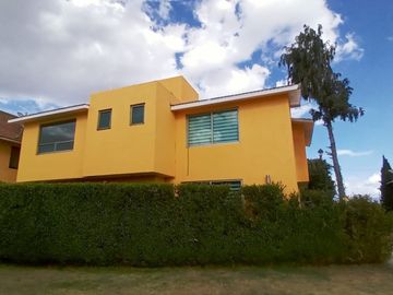 Exclusiva casa en venta zona dorada de Metepec 