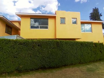 Exclusiva casa en venta zona dorada de Metepec 