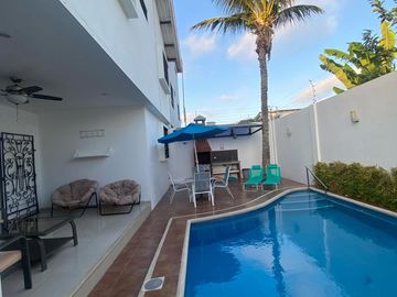 SALINAS, AMPLIA CASA CERCA DEL MAR, CON 4 DORMITORIOS Y PISCINA