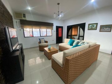 SALINAS, AMPLIA CASA CERCA DEL MAR, CON 4 DORMITORIOS Y PISCINA