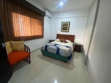 SALINAS, AMPLIA CASA CERCA DEL MAR, CON 4 DORMITORIOS Y PISCINA