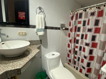 SALINAS, AMPLIA CASA CERCA DEL MAR, CON 4 DORMITORIOS Y PISCINA