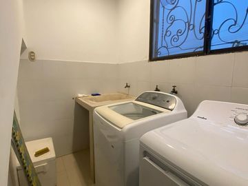 SALINAS, AMPLIA CASA CERCA DEL MAR, CON 4 DORMITORIOS Y PISCINA