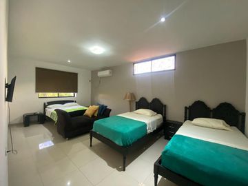 SALINAS, AMPLIA CASA CERCA DEL MAR, CON 4 DORMITORIOS Y PISCINA