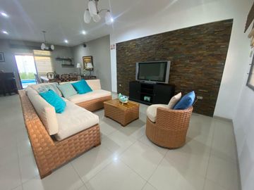 SALINAS, AMPLIA CASA CERCA DEL MAR, CON 4 DORMITORIOS Y PISCINA