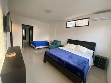 SALINAS, AMPLIA CASA CERCA DEL MAR, CON 4 DORMITORIOS Y PISCINA
