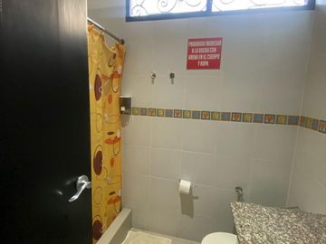 SALINAS, AMPLIA CASA CERCA DEL MAR, CON 4 DORMITORIOS Y PISCINA
