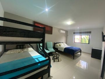 SALINAS, AMPLIA CASA CERCA DEL MAR, CON 4 DORMITORIOS Y PISCINA