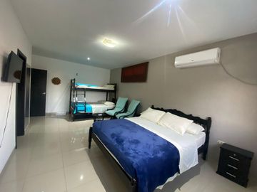 SALINAS, AMPLIA CASA CERCA DEL MAR, CON 4 DORMITORIOS Y PISCINA