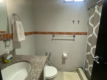 SALINAS, AMPLIA CASA CERCA DEL MAR, CON 4 DORMITORIOS Y PISCINA