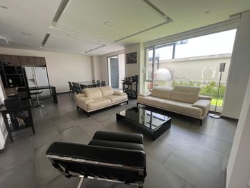 CASA DE VENTA DE TRES DORMITORIOS EN URBANIZACION ALTAVISTA DE NAYON