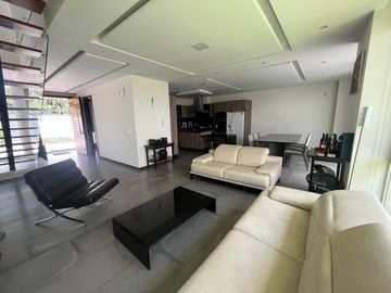 CASA DE VENTA DE TRES DORMITORIOS EN URBANIZACION ALTAVISTA DE NAYON
