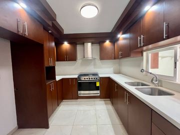 Se vende casa moderna en Fracc. Prados de La Caonquista, privada con alberca