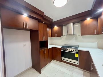 Se vende casa moderna en Fracc. Prados de La Caonquista, privada con alberca