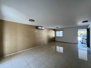 Se vende casa moderna en Fracc. Prados de La Caonquista, privada con alberca