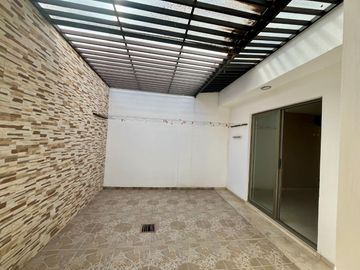 Se vende casa moderna en Fracc. Prados de La Caonquista, privada con alberca