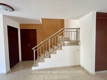 Se vende casa moderna en Fracc. Prados de La Caonquista, privada con alberca