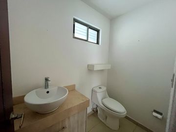 Se vende casa moderna en Fracc. Prados de La Caonquista, privada con alberca