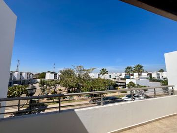 Se vende casa moderna en Fracc. Prados de La Caonquista, privada con alberca