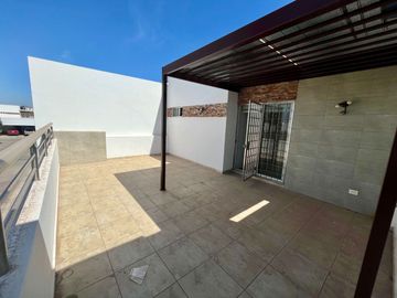 Se vende casa moderna en Fracc. Prados de La Caonquista, privada con alberca