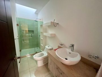 Se vende casa moderna en Fracc. Prados de La Caonquista, privada con alberca
