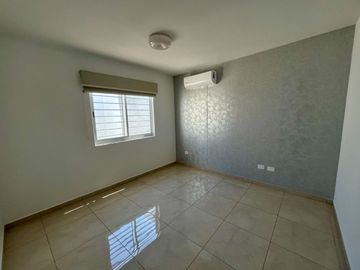 Se vende casa moderna en Fracc. Prados de La Caonquista, privada con alberca
