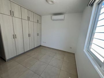 Se vende casa moderna en Fracc. Prados de La Caonquista, privada con alberca