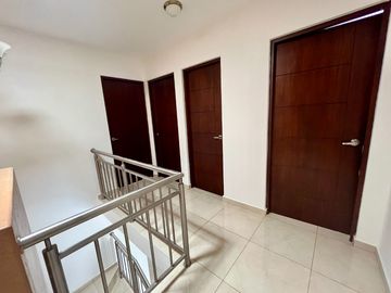 Se vende casa moderna en Fracc. Prados de La Caonquista, privada con alberca