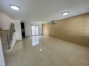 Se vende casa moderna en Fracc. Prados de La Caonquista, privada con alberca