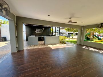Se vende casa moderna en Fracc. Prados de La Caonquista, privada con alberca