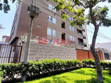 Amplio Depa, Con Lindo Balcon Y Vista Exterior