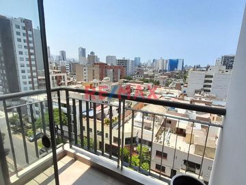 Amplio Depa, Con Lindo Balcon Y Vista Exterior