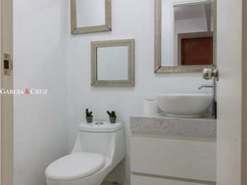 VENTA DE DEPARTAMENTO EN PRIMER PISO, FRENTE A PARQUE EN SURCO