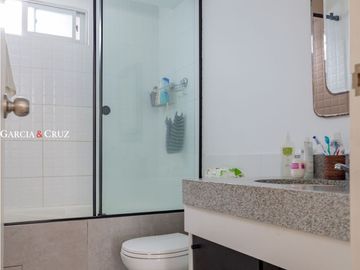VENTA DE DEPARTAMENTO EN PRIMER PISO, FRENTE A PARQUE EN SURCO