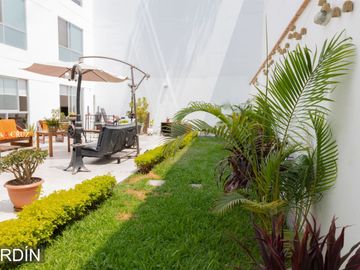 VENTA DE DEPARTAMENTO EN PRIMER PISO, FRENTE A PARQUE EN SURCO