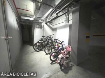 VENTA DE DEPARTAMENTO EN PRIMER PISO, FRENTE A PARQUE EN SURCO