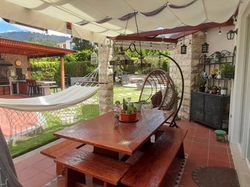 Hermosa Casa De Venta Tanda – Sector Miravalle / Cumbayá